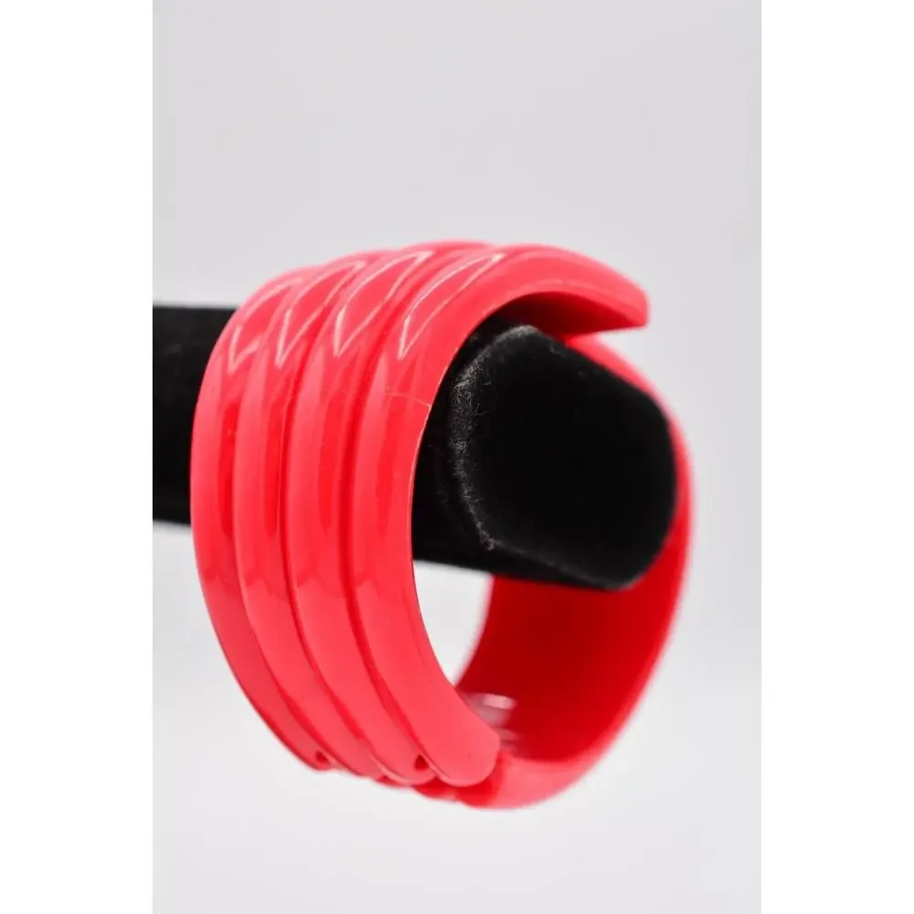 Vintage Bangle Bracelet Lucite Chunky Bright Red Coral Scalloped 70s 1980s Bin4